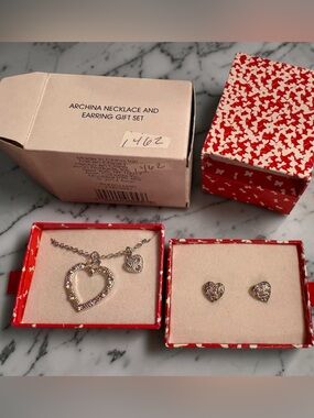 VINTAGE Avon 1 earring
1 necklace New in box